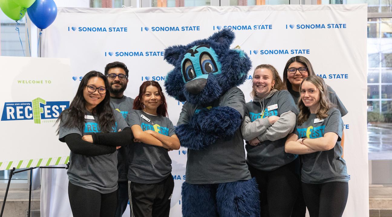 Students taking photo with Lobo